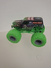 HOT WHEELS MONSTER JAM GRAVE DIGGER SCALE 1/64 MONSTER TRUCK GREEN WHEELS