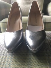  Beautiful Peter Kaiser silver/pewter colour leather court shoes. Size 4