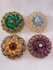 Vintage Crystal Rhinestone Round Flower Brooch – Retro Costume Jewelry Gift Pin