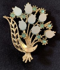 Vintage green daisy and diamante pin brooch.  Pretty small costume jewellery