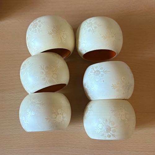 Wooden napkin rings - of, 6