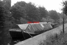 PHOTO  1975 NARROW BOATS AT LEICESTER A PAIR OF TRADITIONAL NARROW BOATS MOORED