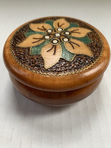Round wooden lidded trinket - wooden,
