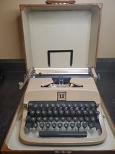 Underwood Golden Touch Quiet Tab Typewriter Brown Wood Case