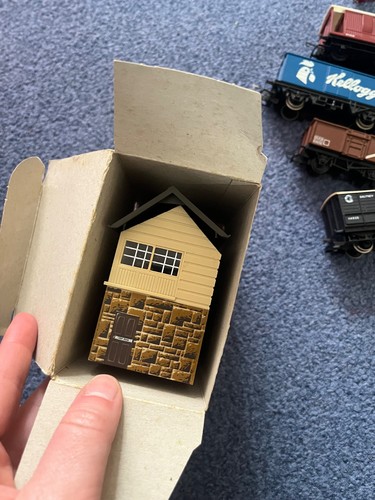 Hornby r145 signal box 518 - hornby,