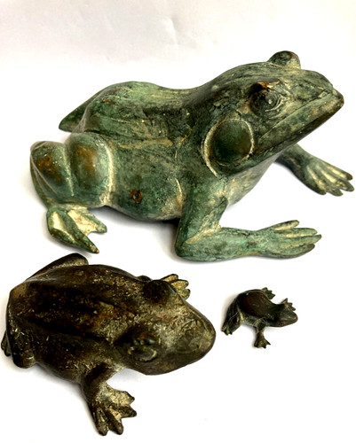 Antique bronze frog toad - frog, /
