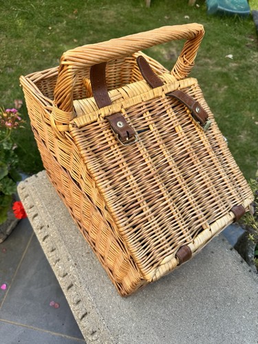 Picnic basket set - basket, vtg