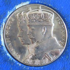 1935 GEORGE V AND QUEEN MARY SILVER JUBILEE 31mm SILVER MEDAL - boxed