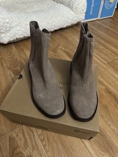 Clarks Pebble Maye Zip Suede