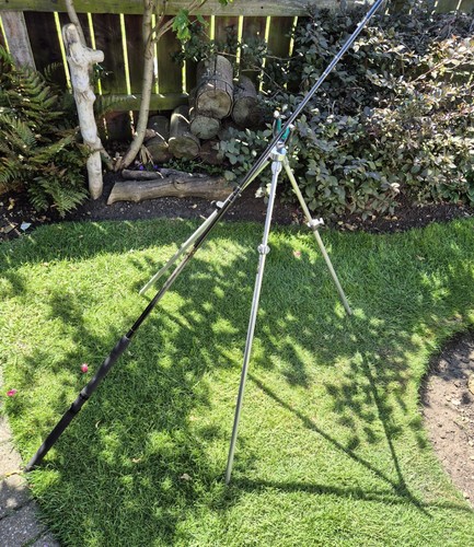 Centre boss for tripod rod - for,