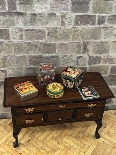Dolls house scale - dolls,