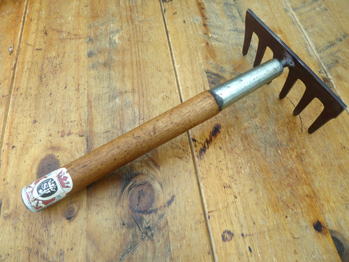 Hand rake short - handle,