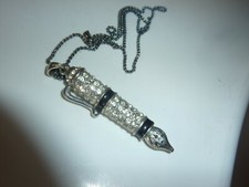 6.7CM LONG INK PEN SHAPED PENDANT WITH BLACK BAND &DIAMANTE STONE DESIGN & CHAIN