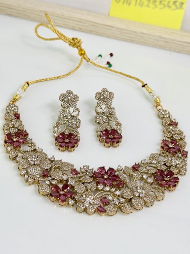 Gold tone floral necklace - gold,
