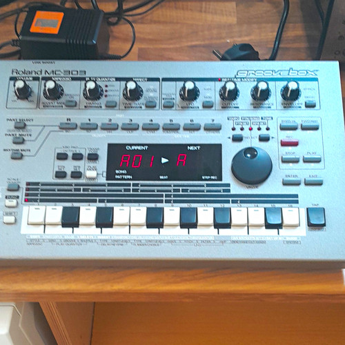 Roland 303 groovebox - mc-303,