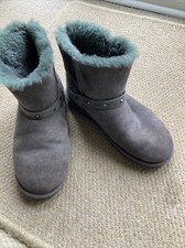 Kirkland size 6 grey shearling Boots
