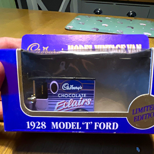 Lledo cadbury model vintage - cadbury's,