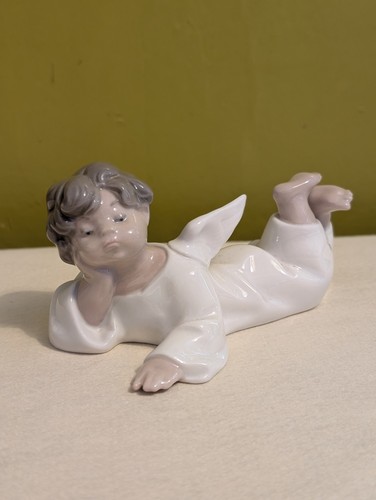 Lladro lying down angel 4541 - lladro,