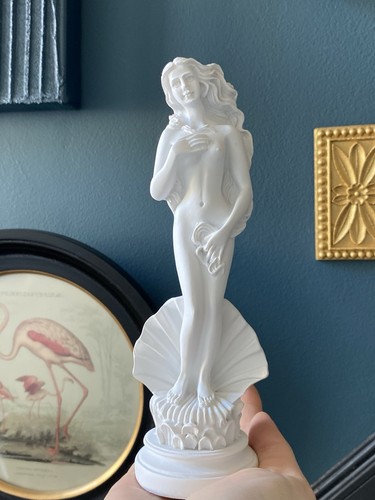 Birth venus style statue - of,