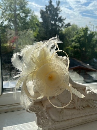 Sensational cream fascinator - cream,