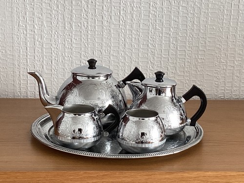 The carlton set swan - set,