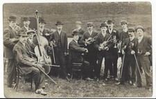 SOCIAL HISTORY - EDWARDIAN MEN WITH MUSICAL INSTRUMENTS IN A FIELD VIOLINS PIANO