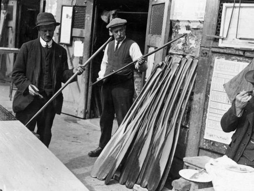 1923 thames boatmen - boatmen, examining