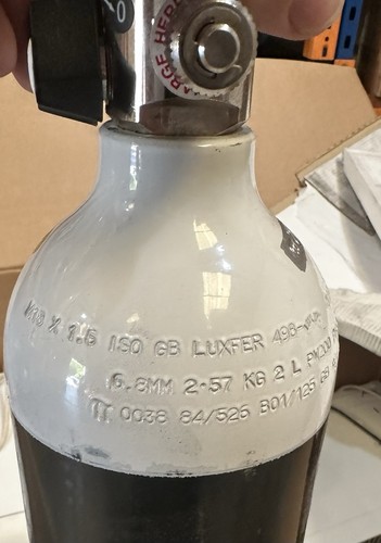 Oxygen cylinder with sabre f - oxygen,