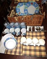 LARGE CLASSIC VINTAGE 4 PLACE WICKER PICNIC BASKET SET - PERFECT