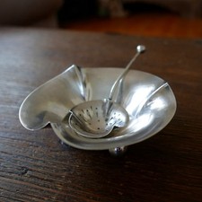 Elegant Fine Antique Silver Plate Leaf Dish & Tea Strainer – John Collier & Son