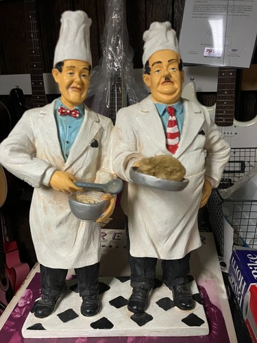 Laurel and hardy statues - laurel,