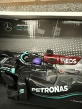 Maisto Mercedes-Benz F1 W12E #44 Lewis Hamilton 1:18