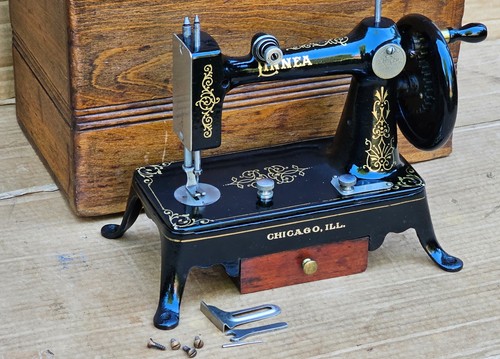 Linnea antique hand cranked - antique,