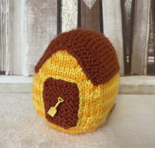 Hand knitted summer beach - hand, hut