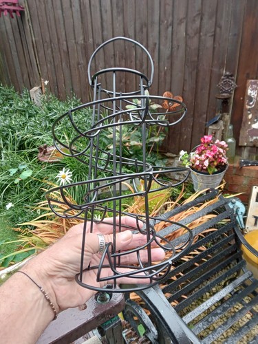 Vintage style wire egg - style,