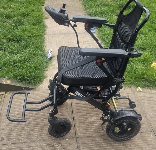 Electric travel wheelchair