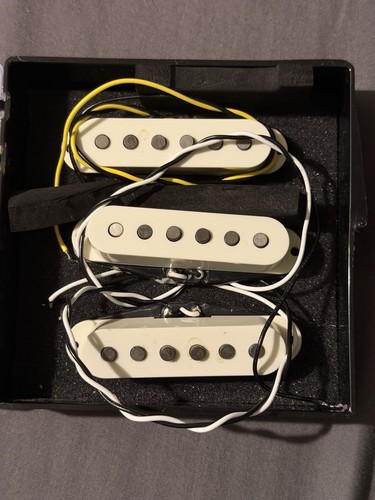 Squier fender stratocaster - by,