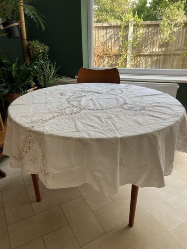 Vintage white tablecloth round - tablecloth,