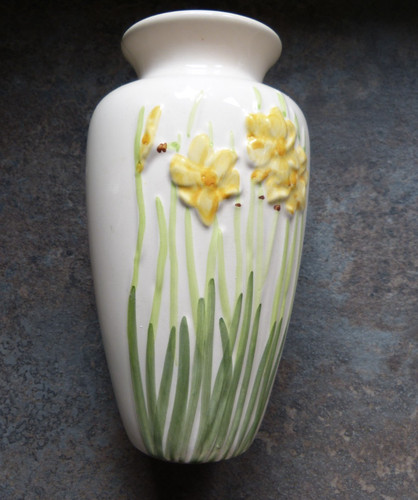 Daffodil pottery vase