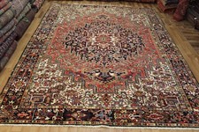 Antique Heriz carpet with a very well-drawn large medallion, Circa 1920.