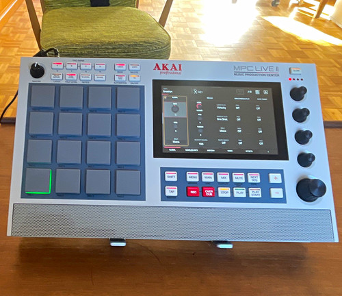 Akai mpc live - sampler, &