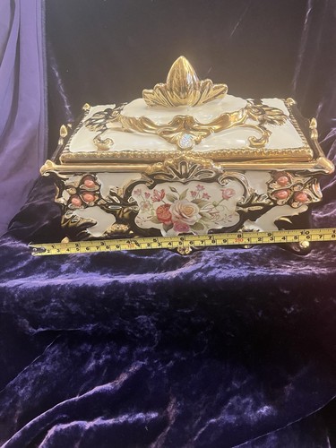 Majolica dresser box featuring