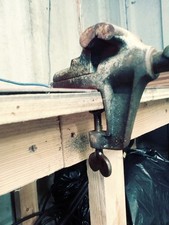 old bench vice. Jaw size approx. 2 1/2 inch. working well.