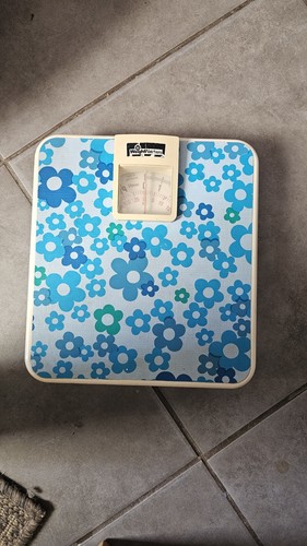 Retro bathroom weighing - retro,