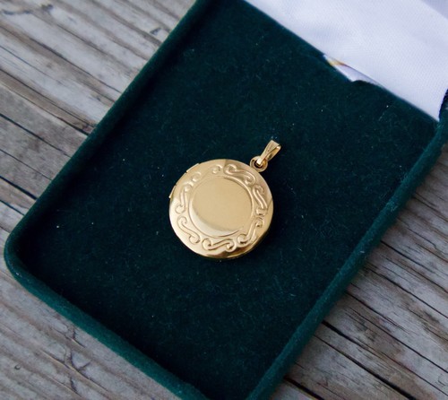 Stunning gold locket charm - stunning,