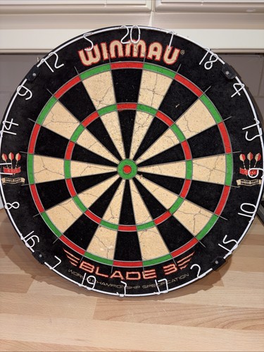 Winmau blade signed - winmau,