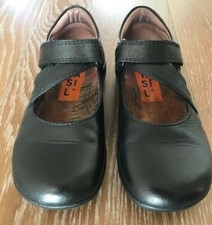 Petasil girls’ black school shoes, size 25 (7 Inf) leather, narrow fit, preowned