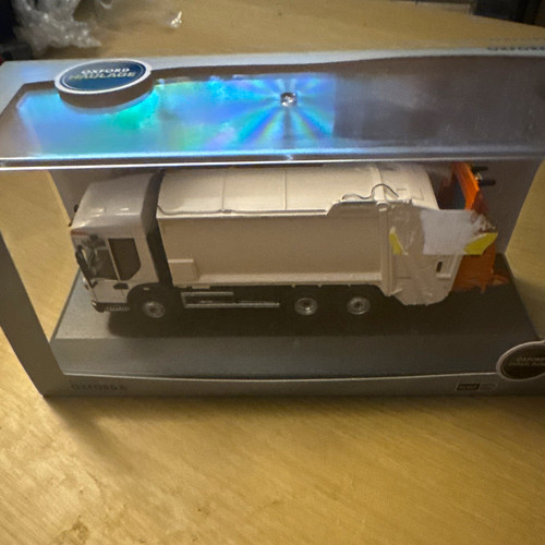 Oxford diecast dennis - 1:76,