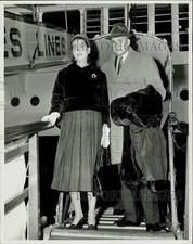 1970 Press Photo Heiress Barbara Hutton, son Lance on the gang plank of a ship
