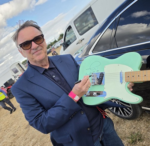 Unique signed guitar chris - guitar,, by